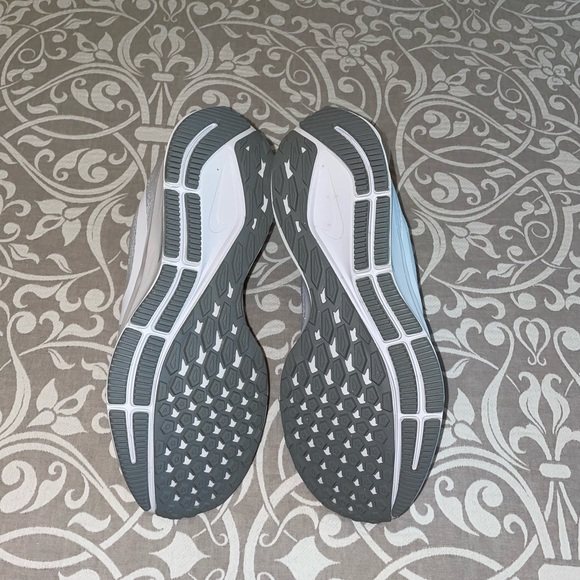 Brand new women white nike shoes - Picture 3 of 13